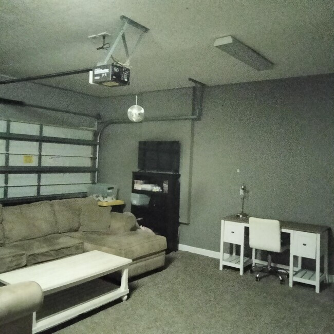 Building Photo - 647 Castle Dr