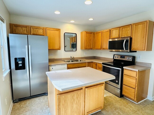 Building Photo - Three Bedroom Townhome Close to Everything