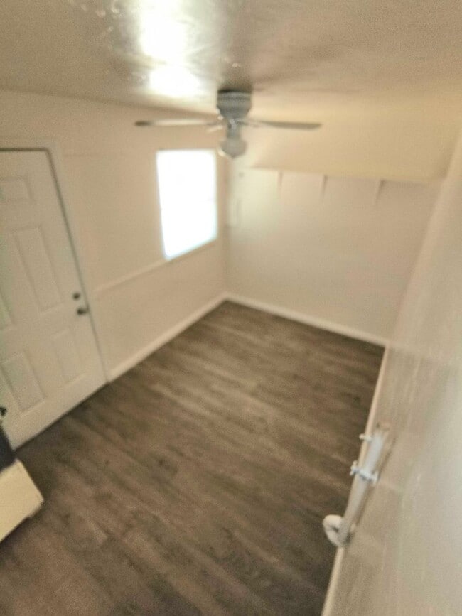 Building Photo - Cute Home in Oildale with Move In Special!