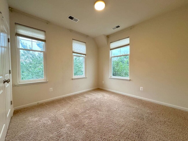 Building Photo - Exquisite Brambleton Living: A Spacious Fa...