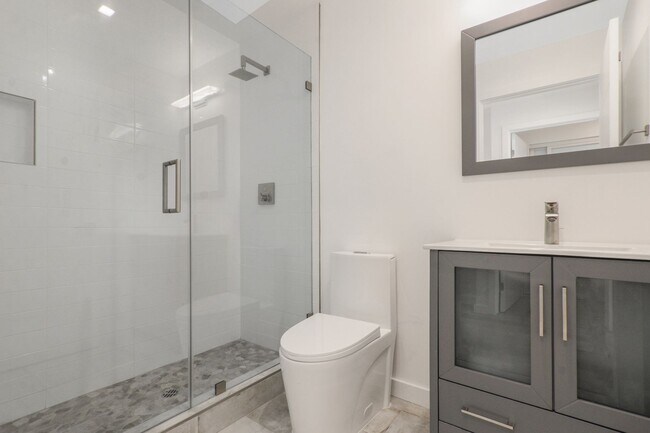 Building Photo - Gorgeous 3 Bedroom / 2 1/2 Bath Townhome-Style Apartment in Hollywood