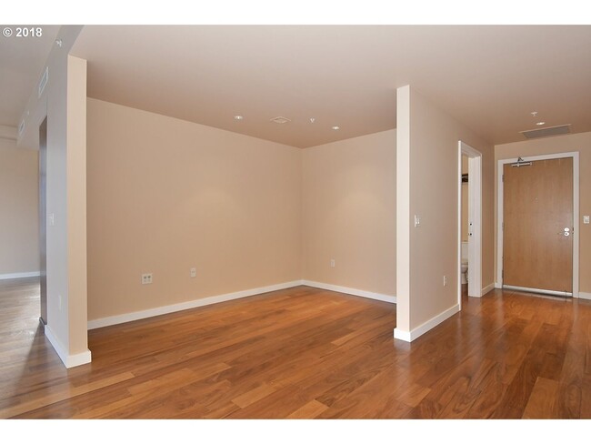 Building Photo - Large 1 Bedroom w/Den at Meriwether with R...