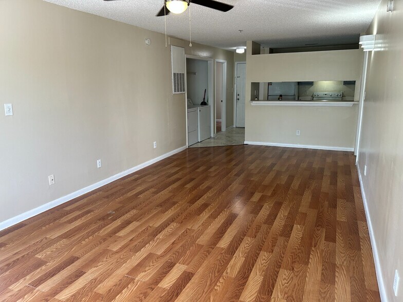 Building Photo - Room in Apartment on University Ct