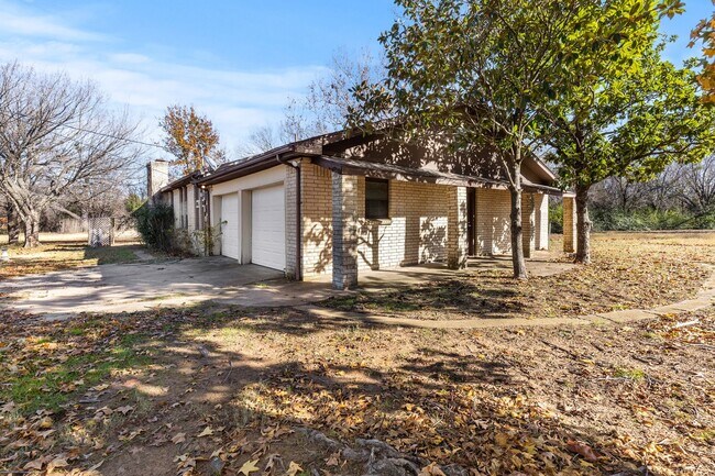 Building Photo - Blissful in Burleson ISD