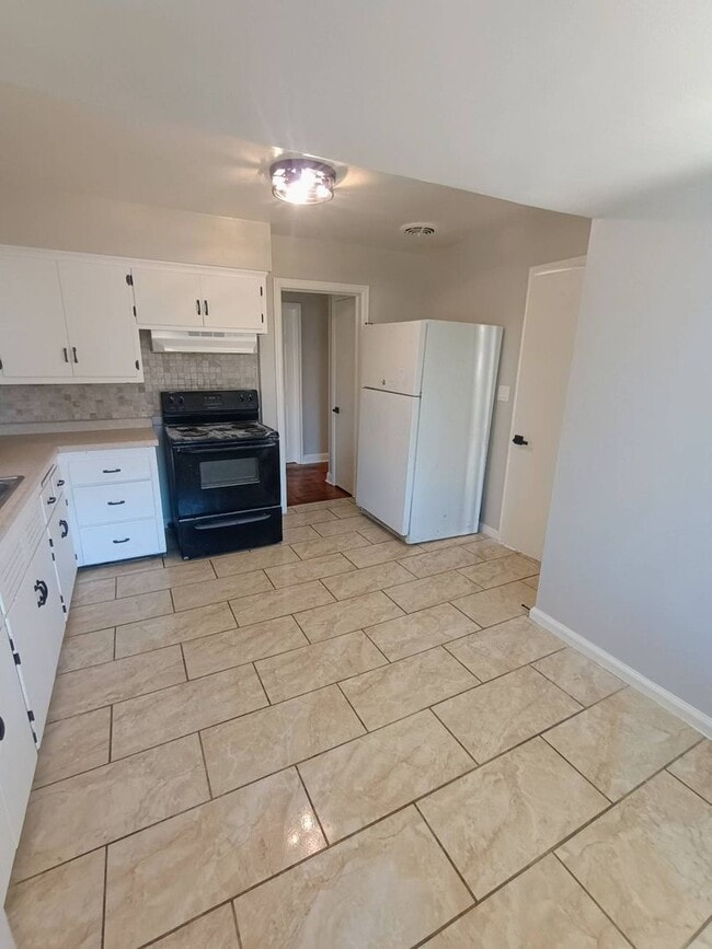 Building Photo - Single Family Home Available