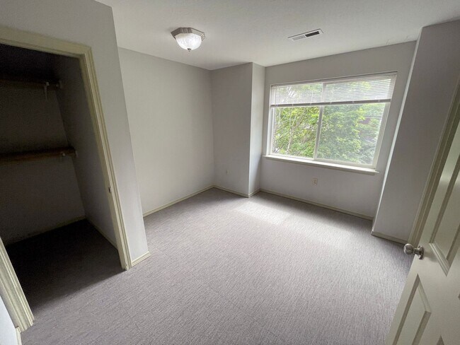 Building Photo - RENT SPECIAL: Great 6 bed, 6 bath Duplex Unit in North Portland with Laundry, Patio
