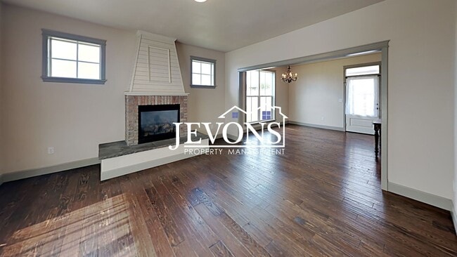 Building Photo - Spacious 4-bedroom home with fully equippe...