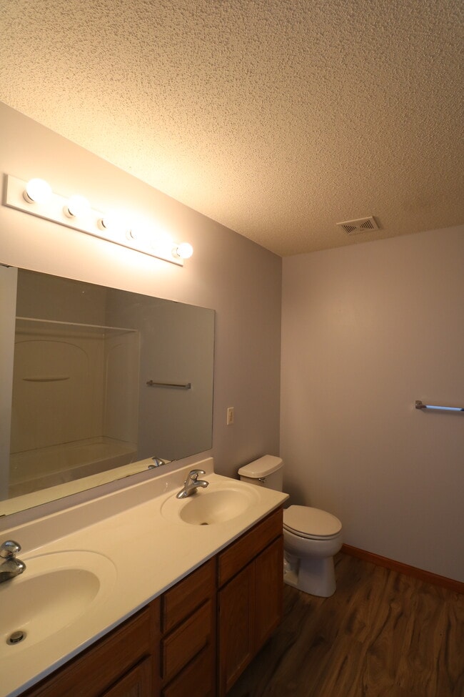 Building Photo - 7860 Old Carriage Ct