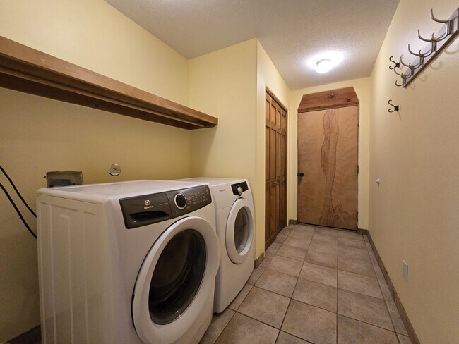 Building Photo - 19 Camerada Rd