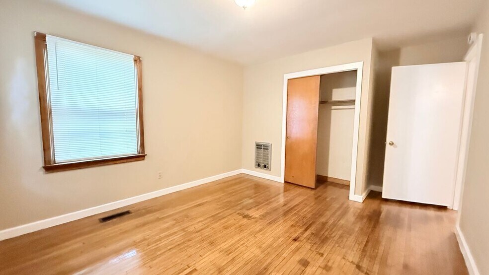 Building Photo - 1002 Evins St