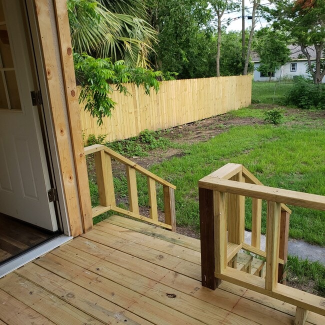 Building Photo - 1017 W 4th St