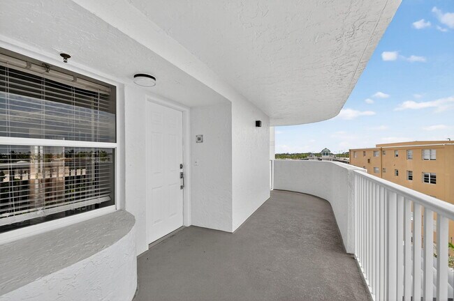 Building Photo - 3901 S Flagler Dr