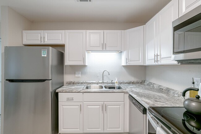 Building Photo - Centrally Located 1 Bed/1 Bath Coastal Condo