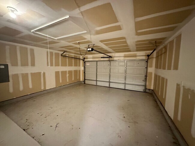 Building Photo - 3 Bed, 2 Bath Home for Rent in Yukon