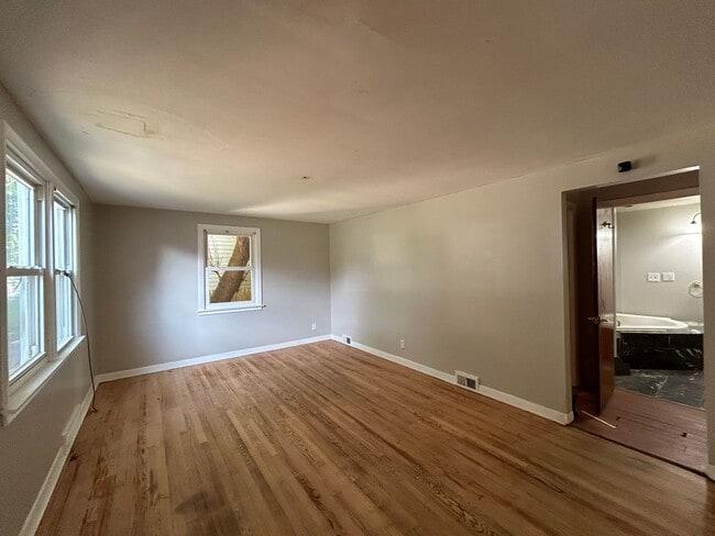 Building Photo - Lovely Home! Spacious home! Large front & back yard! Garage!