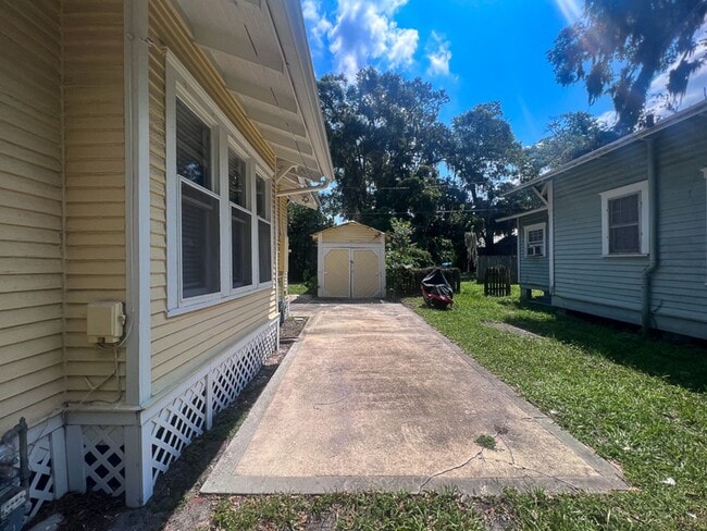 Building Photo - Pet Friendly 4BR/2BA Home off University A...