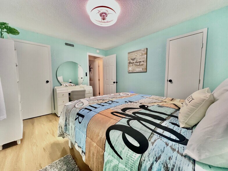 Building Photo - 4215 E Bay Dr