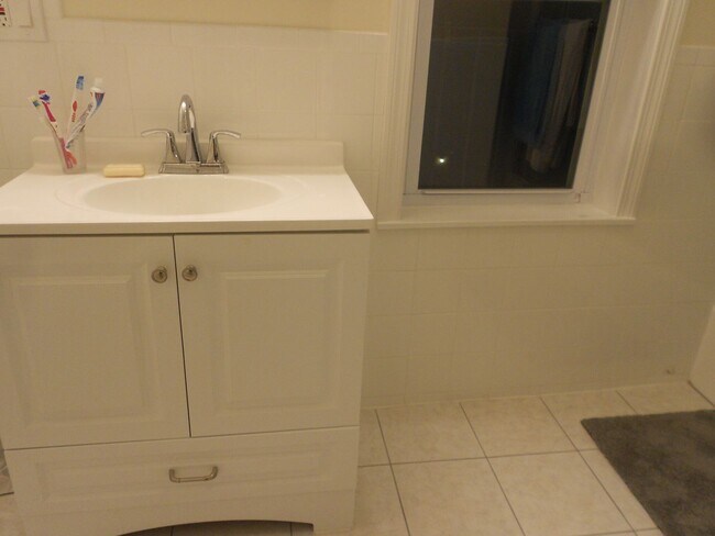 Building Photo - No Brokers Fee, In-Unit Washer and Dryer, Eat-in Kitchen, Parking for Rent