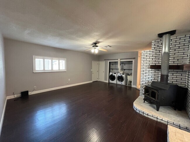 Building Photo - 5753 Mohican Dr