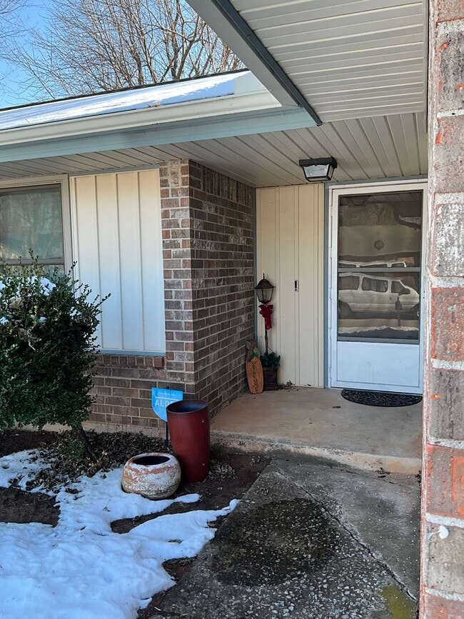 Building Photo - Renovated 3 Bedroom/ 1.5 Bath in Great Neiborhood