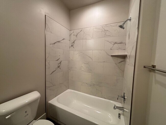 Building Photo - SANDHOLLOW TOWNHOME FOR RENT!