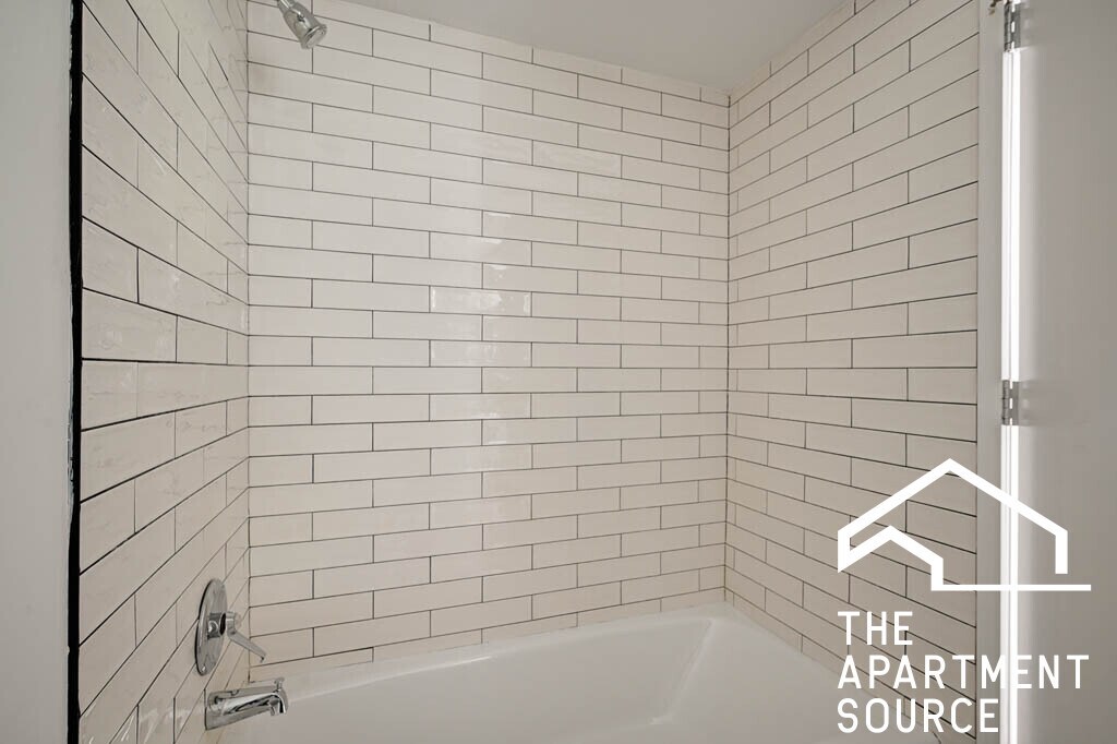 Building Photo - 7521 N Sheridan Rd