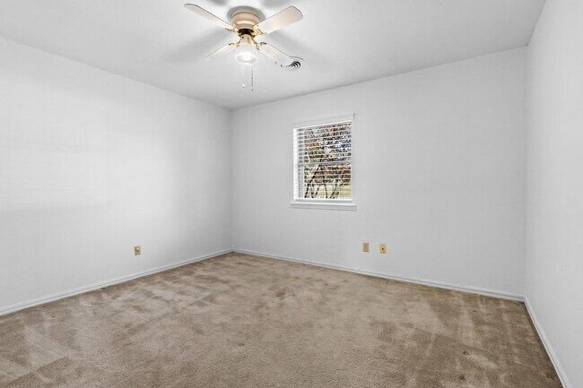 Building Photo - Beautiful Home in Springdale with Sunroom!