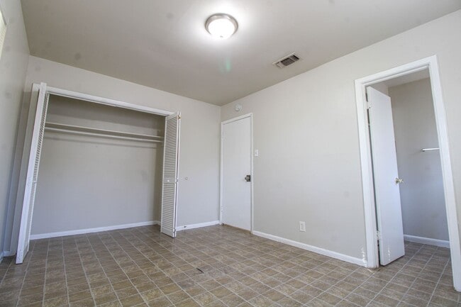 Building Photo - ********Move In Special- 1 Month Free off 1st FULL MONTH********