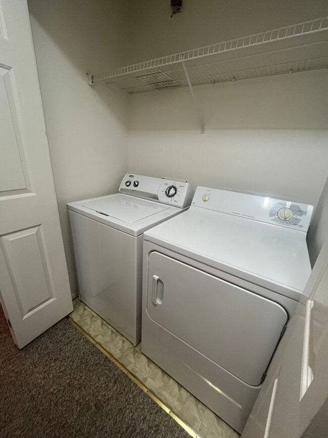 Building Photo - TOP FLOOR 2-Bedroom 1-Bathroom Apartment