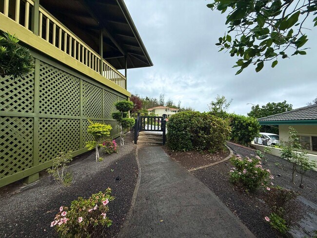 Building Photo - Beautiful 3 Bedroom / 2.5 Bathroom Home in Wailuku Heights!