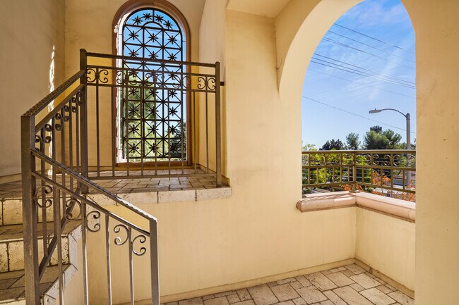 Building Photo - 985 N Michillinda Ave