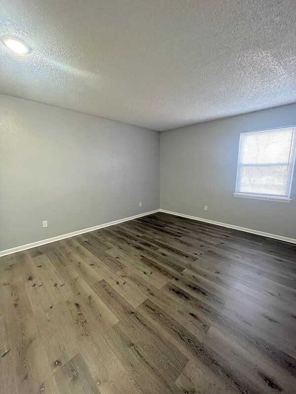 Building Photo - 405 NE Highland Ln