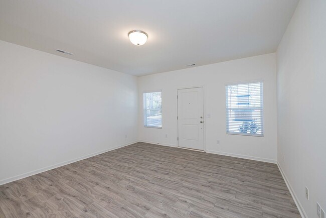 Building Photo - Beautiful Modern 2-Bedroom Townhome - APRIL MOVE IN