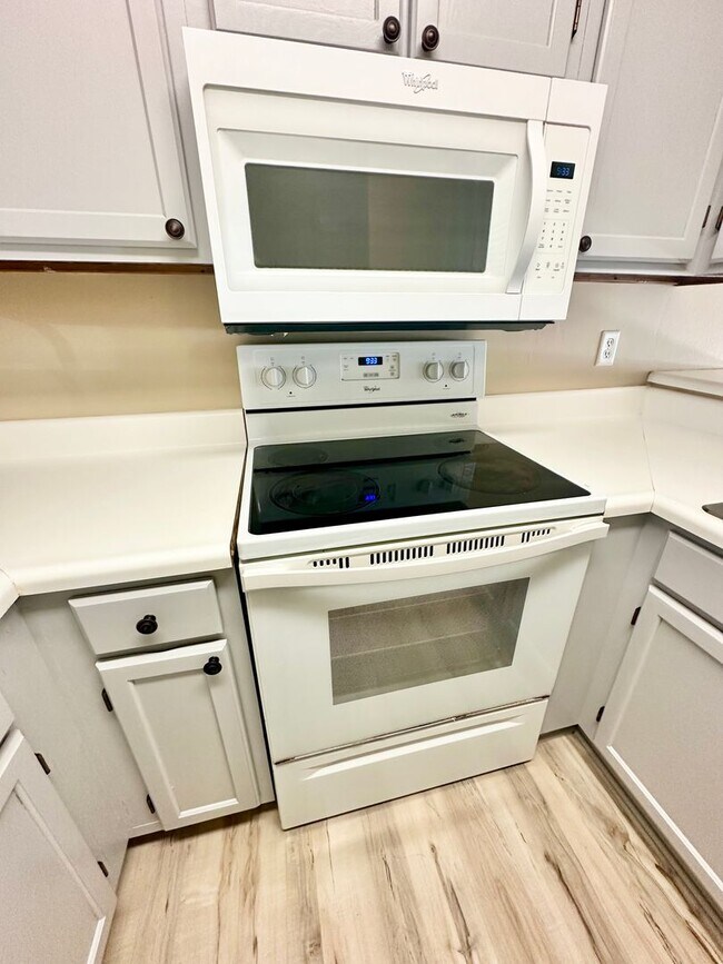 Building Photo - Nice 1 bedroom condo for rent in Miramar Beach w/ a community pool!
