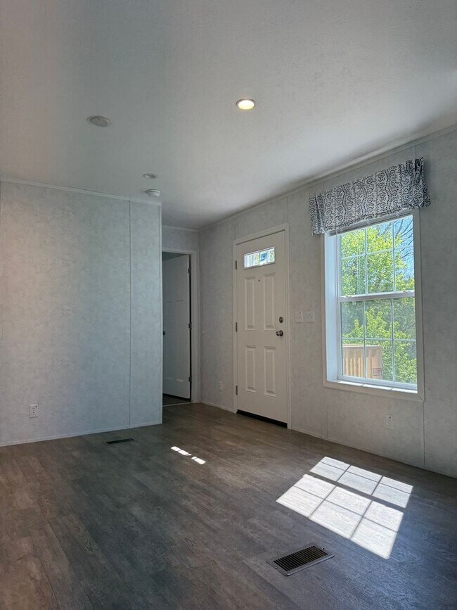 Building Photo - 465-1 Royal Manor Rd-