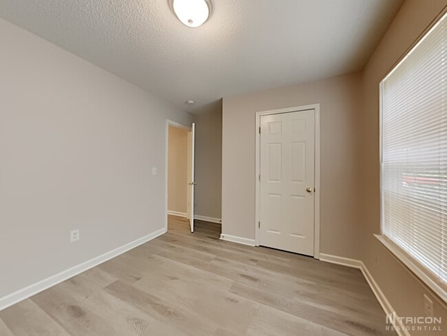 Building Photo - 812 Whitewater Dr