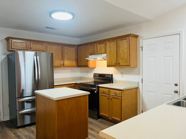 Building Photo - Wow! Check out this charming 3 bedroom 2 b...