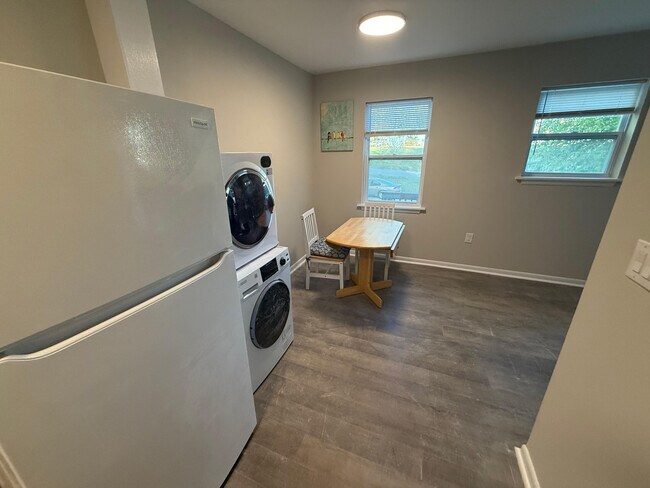 Building Photo - 213 N Ann St