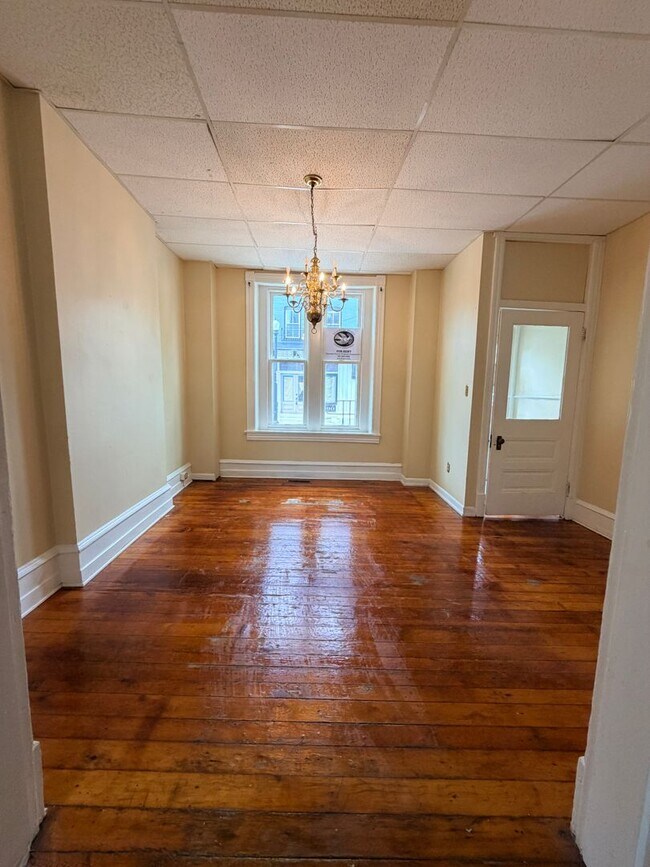 Building Photo - 560 Manor St