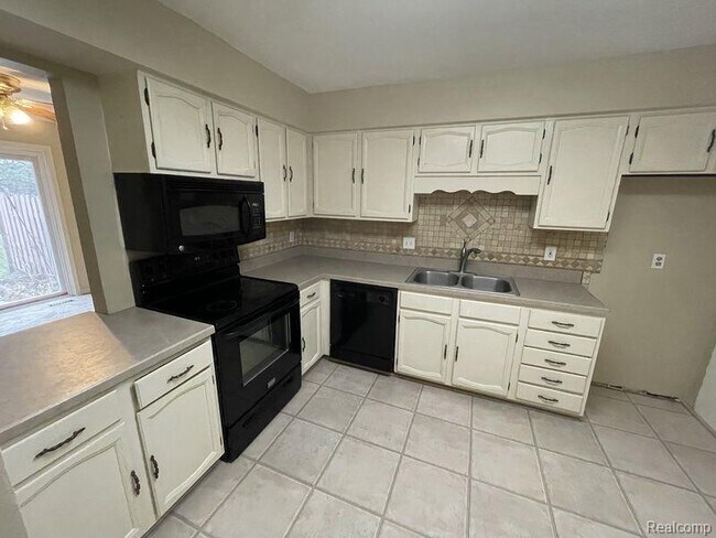 Building Photo - 8484 Pepper Ridge Dr