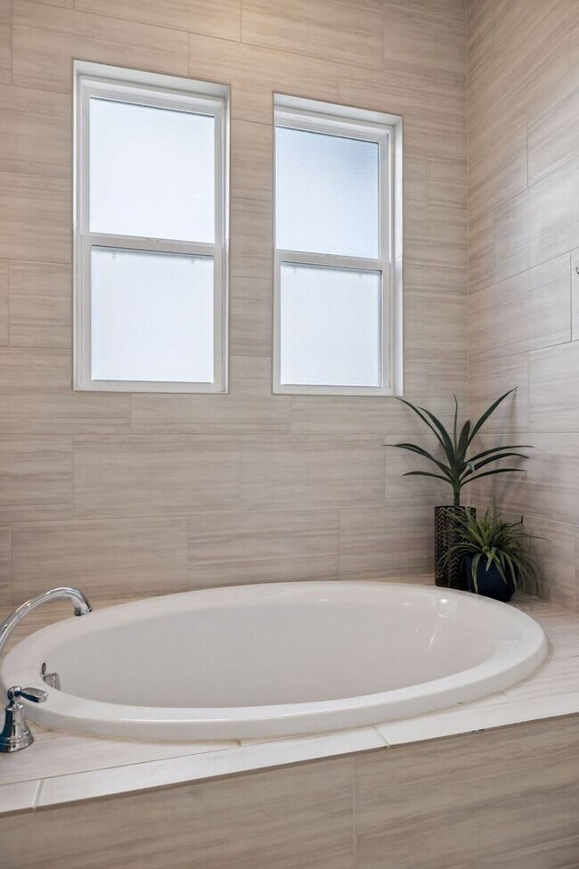 Building Photo - Luxurious living space *Fully furnished and impeccably designed*