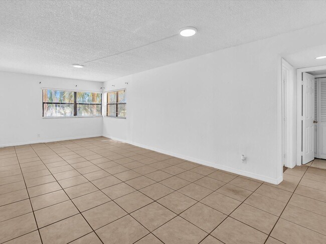 Building Photo - 220 Lakeview Dr