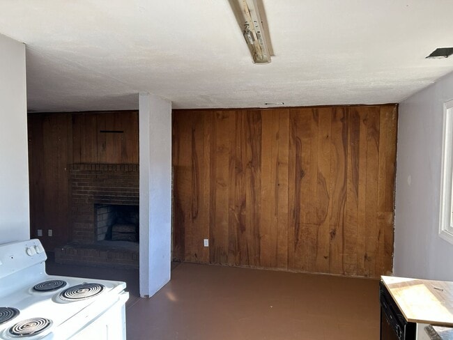 Building Photo - 3 Bed, 1 Bath Home