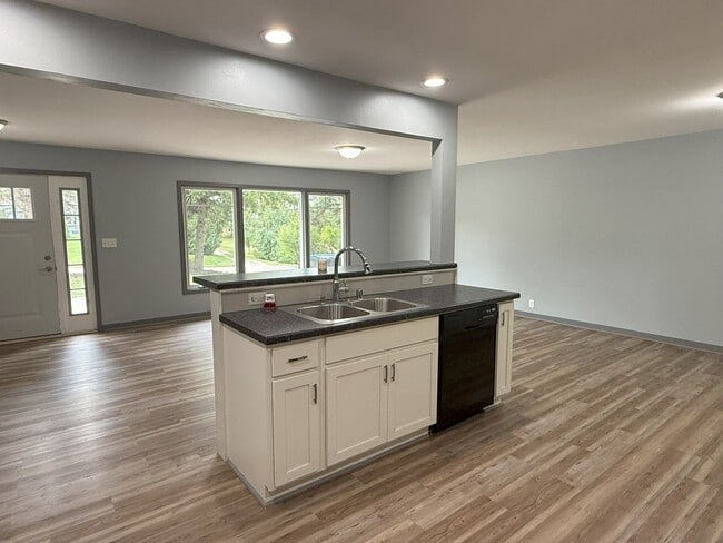 Building Photo - Private 3 bedroom home