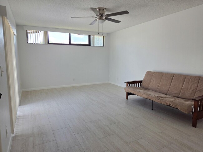 Building Photo - 3888 Victoria Dr