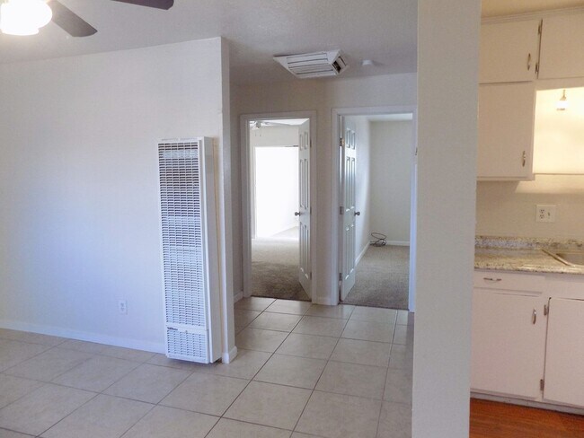 Building Photo - 560 Estancia Dr NW