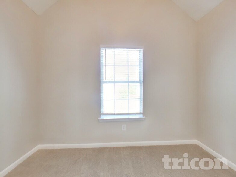 Building Photo - 660 Tipperary Rd