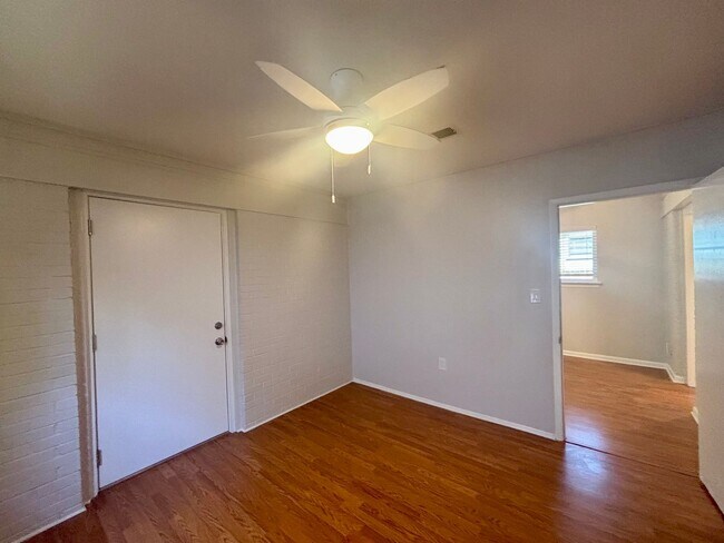 Building Photo - Sunshine-5408