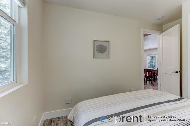 Building Photo - 2 br, 2 bath Triplex - 17363 Park Ave, Gue...