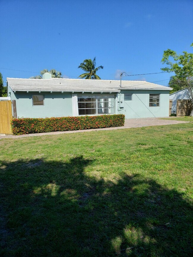 Building Photo - 360 Laurie Rd
